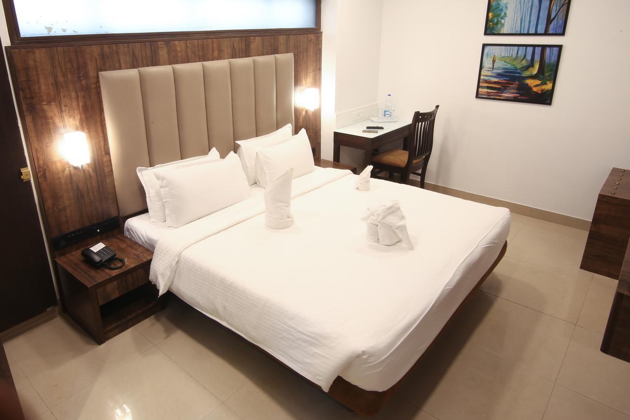 Golden Chariot The Boutique Hotel Мумбай Екстериор снимка