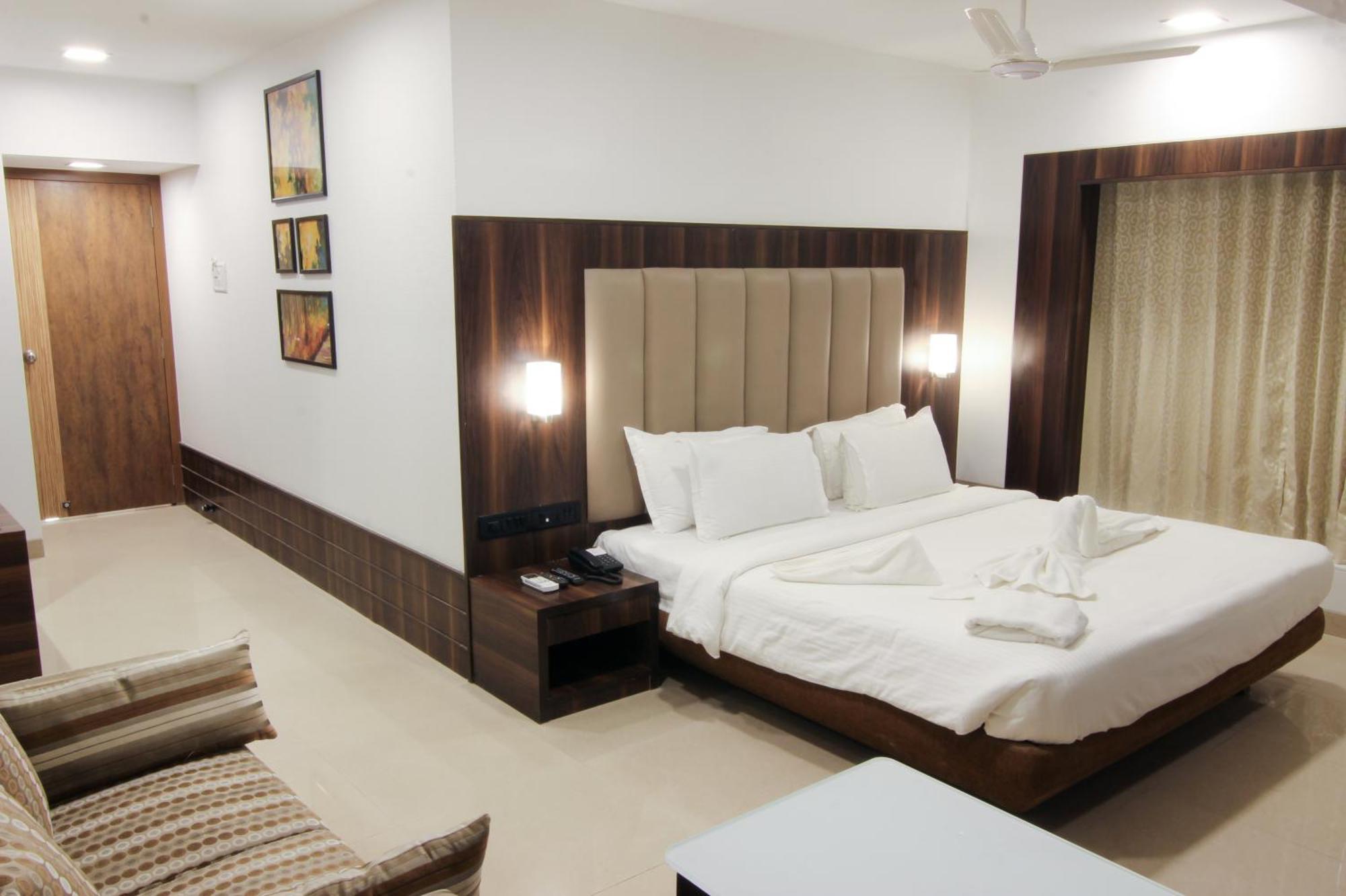 Golden Chariot The Boutique Hotel Мумбай Екстериор снимка