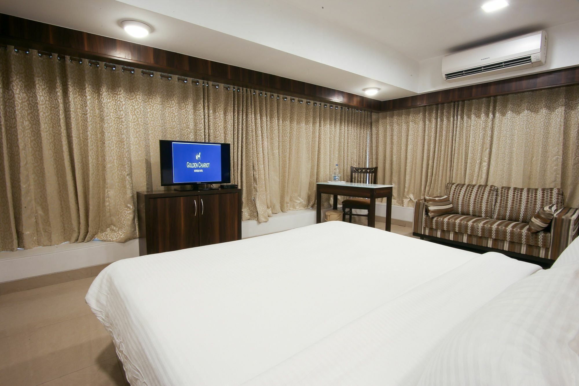Golden Chariot The Boutique Hotel Мумбай Екстериор снимка