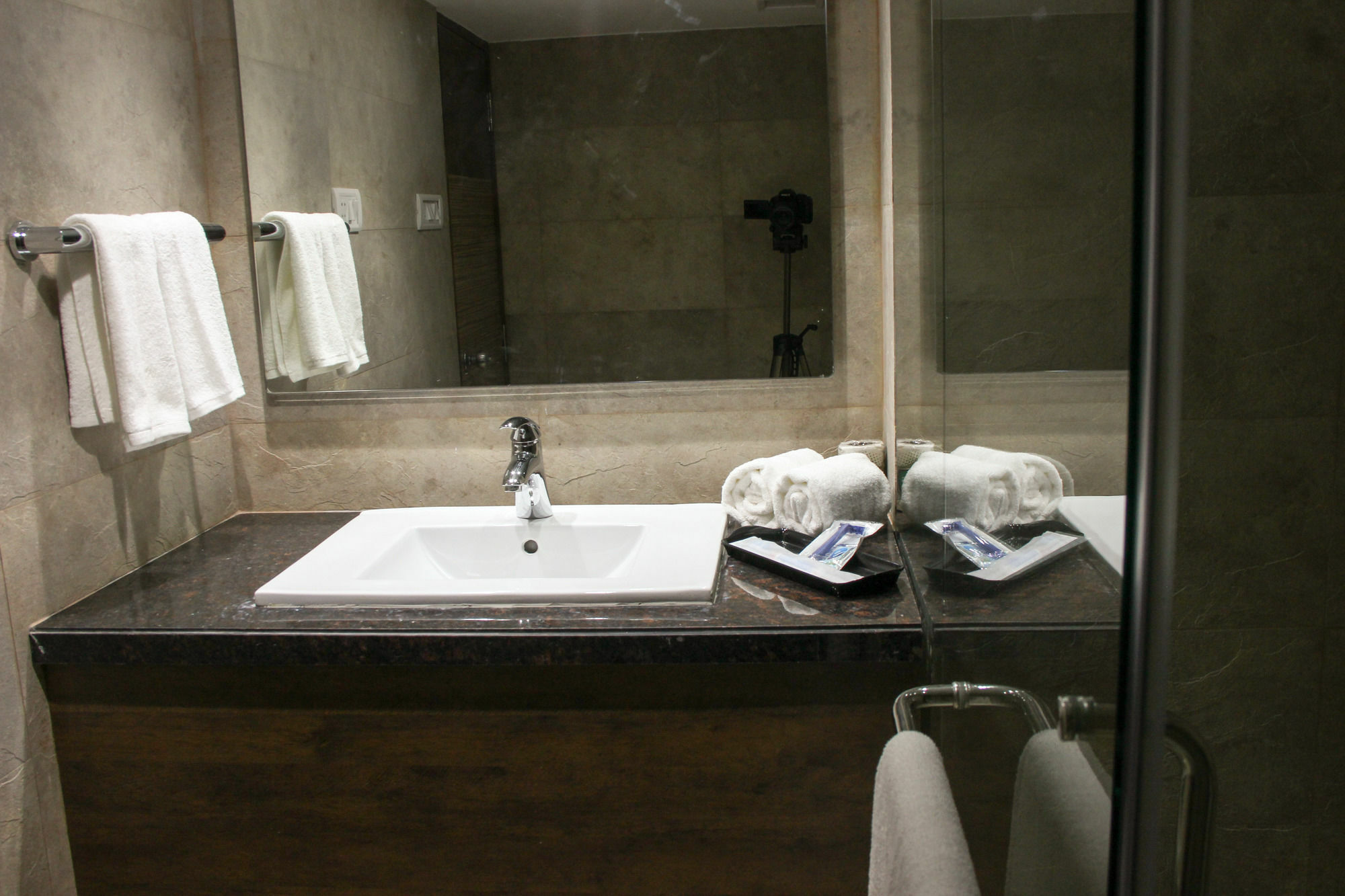 Golden Chariot The Boutique Hotel Мумбай Екстериор снимка